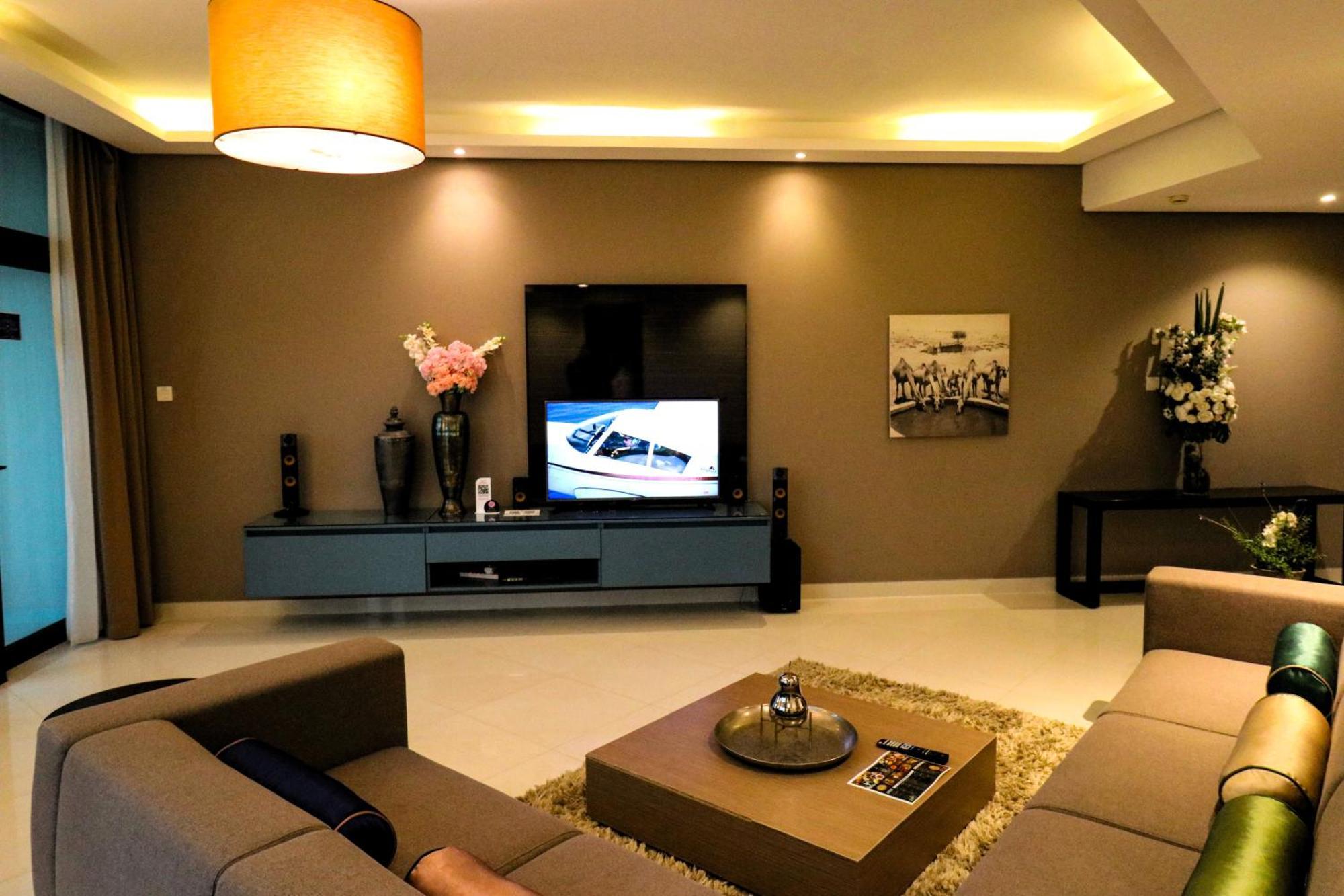 Lagoona Beach Luxury Resort And Spa Manama Exterior foto The photo shows a modern living room with a neutral color palette. Key features include:

- A comfortable seating area with a sofa arranged around a coffee table.
- A minimalist coffee table with a decorative item on top.
- A large flat-screen televi